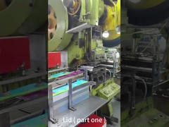 Яйцо хеллоуина нестандартной конструкции сформировало олово с подарочной коробкой шоколада праздника вешалки ленты